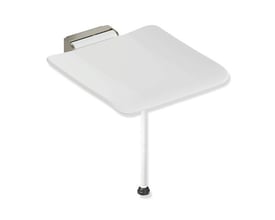 HEWI System 900 klapsæde med hvid siddeflade, vægbeslag og gulvstøtte, sædemål 450 x 450 mm.