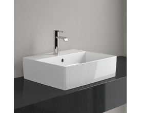 Detaljebillede af Villeroy & Boch Memento 2.0 håndvasken monteret på en mørk bordplade i et moderne badeværelsesmiljø.