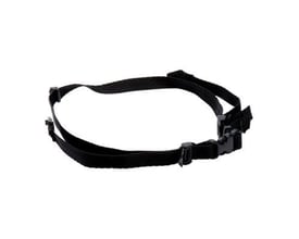 Hagerem GH4 til Peltor G3000 sikkerhedshjelm, en sort 3-punkts hagerem med syede kanter og spænder på hvid baggrund.