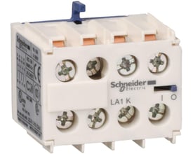 Detaljeret vinkel af Schneider Electric LA1 K hjælpeblok, der viser skrueterminaler, mærkat med tekniske specifikationer og blå clipsmontage-lås.
