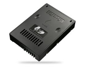 Sort ICY DOCK EZConvert Lite MB882SP-1S-3B harddiskadapter til montering af et 2,5"-drev i 3,5"-format, set skråt ovenfra.