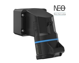 WALTHER CEE NEO vægudtag til 16 A, 3 poler og 230 V, vist skråt forfra med sort hus og blå ring.