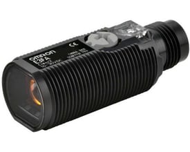 Omron E3FA-DP26-F2 fotoelektrisk sensor med M18 gevind og infrarød LED, med M12 stik på højre side.