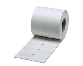 Nærbillede af Phoenix Contact WML 6 (13X13)R etiketter på rulle, viser den hvide polyvinyl-materiale og 13x13mm skriftfelt.