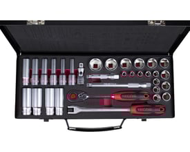Tecos topnøglesæt T-1039M med 32 dele, organiseret i et sort metaletui med rød indsats, viser alle dele som toppe, skralder og forlængere.