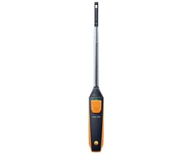 Testo 405i trådløst termisk anemometer med orange og sort håndtag, stål føler og grøn indikatorlampe på hvid baggrund.