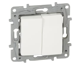 Legrand Niloé dobbelt trykkontakt/korrespondanceafbryder i hvid med grå monteringsramme set forfra, viser to hvide vippeknapper.