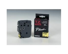 Brother TX 651-tape i sort og gul med 24 mm bredde, vist som kassette ved siden af den tilhørende emballage.