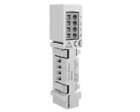 Siemens RMZ780 modul, en hvid forbinder med grå terminalblokke og CE-mærkning, bruges til sammenkobling.