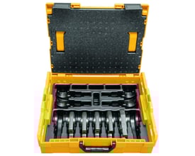Rems pressbakke mini V-sæt i en gul L-Boxx med sorte indsatser, indeholdende 5 forskellige pressbakker til rørdimensioner 15-35 mm.