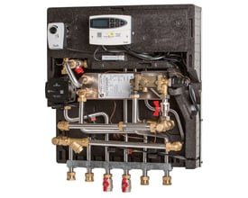 Detaljeret billede af Gemina Termix fjernvarmeunit VMTD-2, der viser kobberrør, messingfittings og elektronisk styringsenhed.