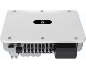 Huawei solcelleinverter SUN2000-50KTL-M3 med lyst kabinet og synlige tilslutninger langs underkanten.