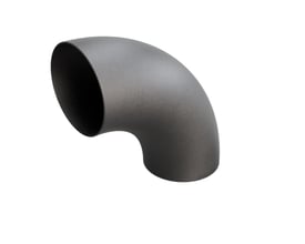 Indura 90 graders rørbøjning i P265GH stål med 610 mm diameter og 8 mm godstykkelse på hvid baggrund.