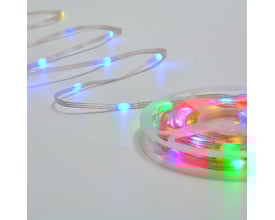 Nærbillede af 10 meter RGBIC LED lyskæde på klar ledning, der viser blå lysende LED'er og en del af rullen.