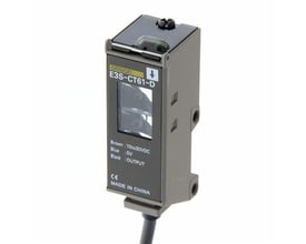 Omron E3S-CT61-D fotoelektrisk sensor, trykstøbt zinkhus, med 5m kabel og mærkning 'MADE IN CHINA' på en hvid baggrund.