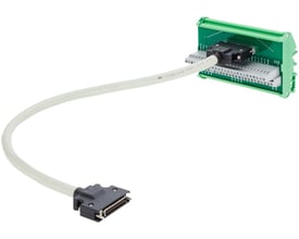 Siemens SINAMICS V90 SETPOINT kabel med 0,5m tilslutningskabel og terminal block på hvid baggrund.