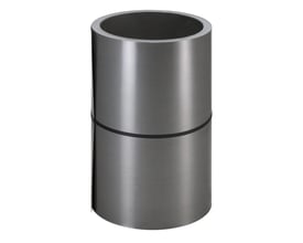 VMZINC coil i QUARTZ-ZINC, lys grå forpatineret zink med dimensionerne 0,80 x 570 mm, set fra en vinkel og bundet med sort bånd.