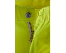 Nærbillede af lynlås og knaplukning på Kansas HI VIS bukser i gul med marineblå detaljer.