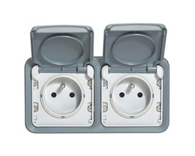 Legrand Plexo installationsdåse med to åbne stikkontakter, grå med beskyttende låg, IP55-klassificeret.