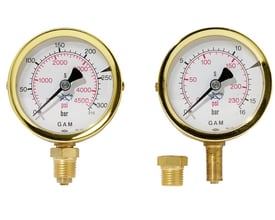 Nærbillede af to manometre med messinghus, en med 0-40 bar og en med 0-10 bar skala, samt en messingfitting.