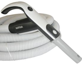 Nilfisk on/off slange, 9 meter lang med Ø35/Ø32 mm tilslutning og integreret tænd/sluk-kontakt i det hvide og sorte håndtag.