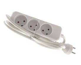 Hvid stikdåse med tre udtag, 1,5 meter ledning og stik, uden jord og afbryder, placeret på hvid baggrund.