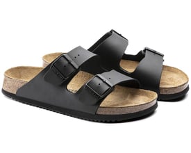 Sort Birkenstock Arizona arbejdssandal i str. 35 med to justerbare spændespænder og en super grip-sål på hvid baggrund.