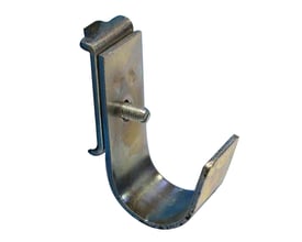 Maskinfabrikken Universal bøjle i fladstål, 2 x 20 mm med enkelt bagplade og bolt på hvid baggrund.