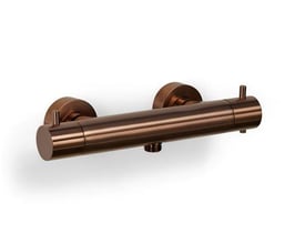 Termostatarmatur i børstet bronze med 1/2" afgang, koblinger og rosetter monteret på væg.