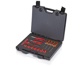 KNIPEX standardkuffert lukket ned til bunden, med en klar oversigt over det organiserede skumindlæg og de synlige værktøjer.