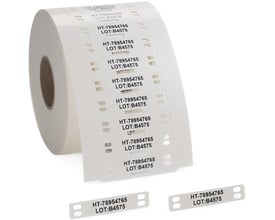 HellermannTyton TAGPU kabelmærker på rulle, 12x60 mm i hvid polyuretan, med teksten HT-78954765 LOT:B4575 trykt.