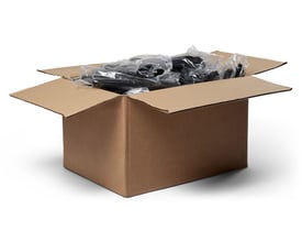 G. Funder ekstra lange, sorte affaldsposer ses pakket i gennemsigtig plastik i en åben papkasse.