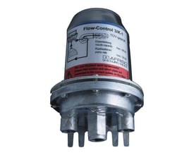 Watts olieaflufter, Flow Control 3K, med 1/4" gevind og TÜV godkendelse, vist med tekniske diagrammer på etiketten.