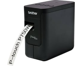 Brother PT-P750W labelprinter i sort med en hvid label, der udskrives med teksten 'P-touch P750W'.