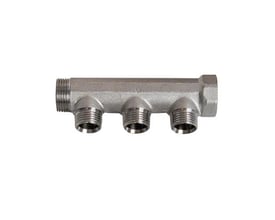 Nærbillede af 3-grens messing fordelerrør med TEA-belægning, viser 3/4" hovedtilslutning og tre 1/2" afgreninger.