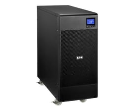 Sort Eaton 9SX6KI online-UPS i tower-format med ventilationsgitter, display og hjul, 6000 VA og 5400 W.