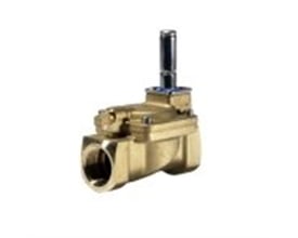 Sidebillede af Danfoss EV220B20B magnetventil, der viser messinghuset og den mørke aktuator på en hvid baggrund.