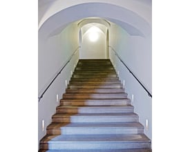 Astro Borgo 35 Trimless LED væglampe, hvid, monteret diskret på en trappeafsats for at oplyse trinene.