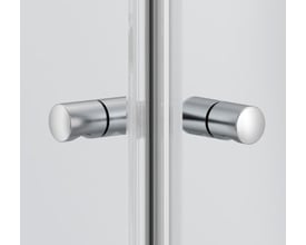 Contura Shower Contura Space messingknop ses monteret på hver side af en glasdør med cylindrisk form og sølvfarvet overflade.