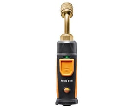 Nærbillede af Testo 549i Smart Probe trykmeter, der viser den sorte krop med orange detaljer og messingventil på toppen.