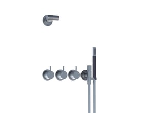 Vola indbygningstermostat med tre drejeknapper og en håndbruser på stålholder, monteret på hvid baggrund.