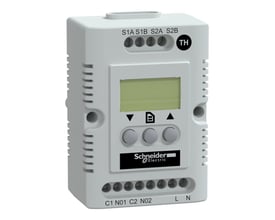Vinklet billede af Schneider Electric ClimaSys elektronisk termostat med fokus på det digitale display og knapperne, vist på en lys baggrund.