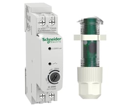 Schneider Electric IC 2000D skumringstimer vist sammen med en separat lyssensor, klar til installation.