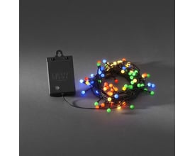 Konstsmide Cherry lyskæde med 80 farvede LED-lys og batterikasse på mørkegrå baggrund.