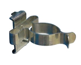 Maskinfabrikken Universal fjederklemme med bagplade Ø32mm i metal, designet til 9x9 mm firkantede huller.