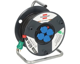 Brennenstuhl kabeltromle Garant 40m, 3G1,5, med 4 IP44 udtag, termosikring og grønt stik, vist med delvis udrullet kabel.