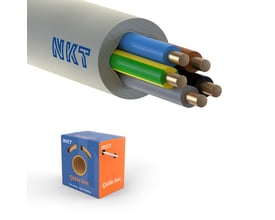 Oversigt over NKT 5G2,5 mm² installationskabel, der viser de fem individuelle farvekodede ledere inde i et gråt halogenfrit ydre lag, samt QABLE BOX emballagen.