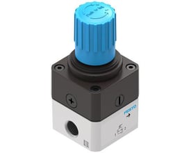 Festo præcisions regulator LRP-1/4-10 med blå justeringsknap og sort/hvidt hus med FedTestO logo.