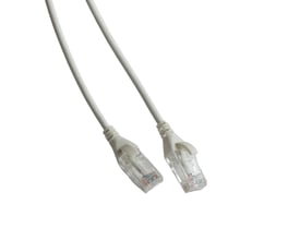 VAERK patchkabel i hvid, Kat. 6 UTP, 5 meter med slankt boot-design og LSZH-kappe.