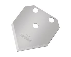 Martor spidsblad nummer 761 fremstillet af metal med synligt Martor logo og tre monteringshuller.